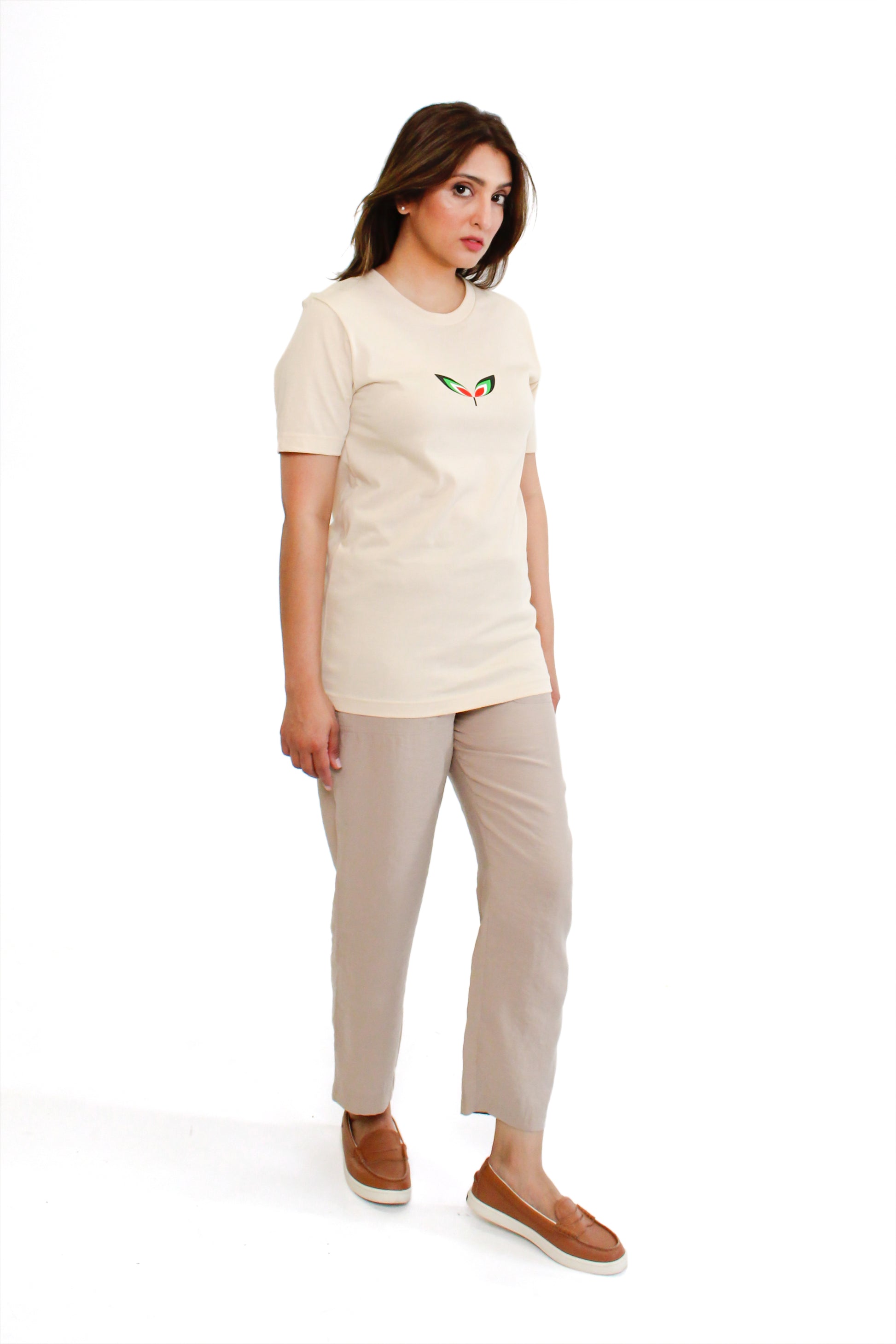 FALASTIN CREAM LOGO TEE MODEL SIDE WOMEN