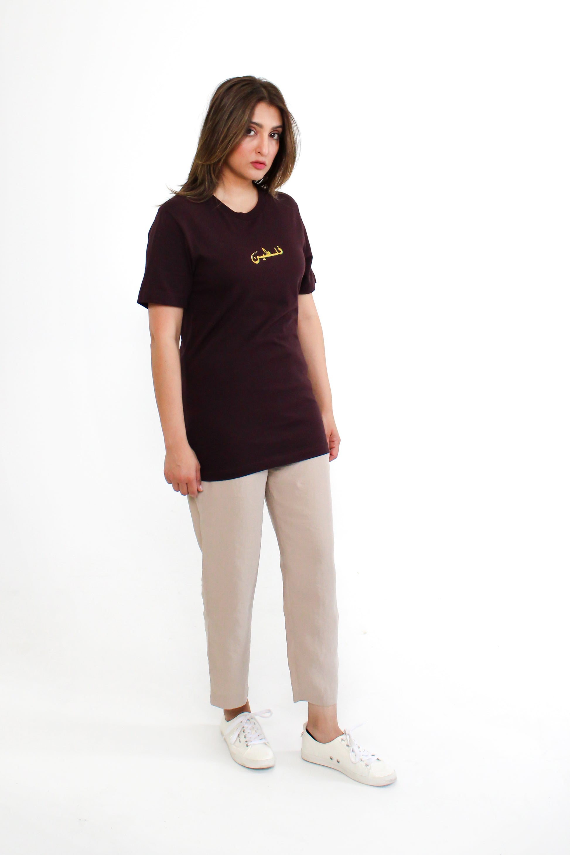 FALASTIN OXBLOOD URDU TEE MODEL SIDE WOMEN